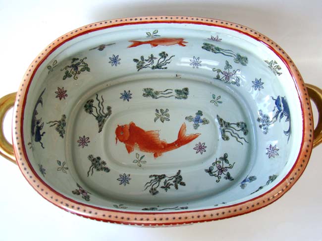 A fine Chinese Export Porcelain "Armorial Style" bowl — image 2